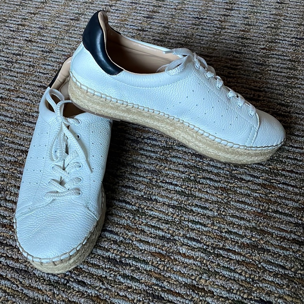 NWOT Vince Camuto Jinnie 8 1/5 leather espadrille sneakers.